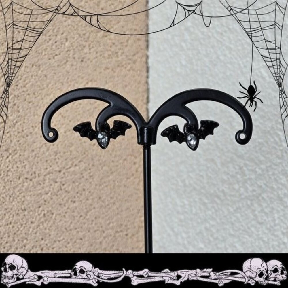 🎃 Vintage-style Black Bat Stud Earrings‎ (NWOT)